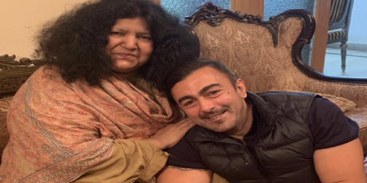 Shaan Shahid congratulates Abida Parveen as she achieves Nishan-e-Imtiaz