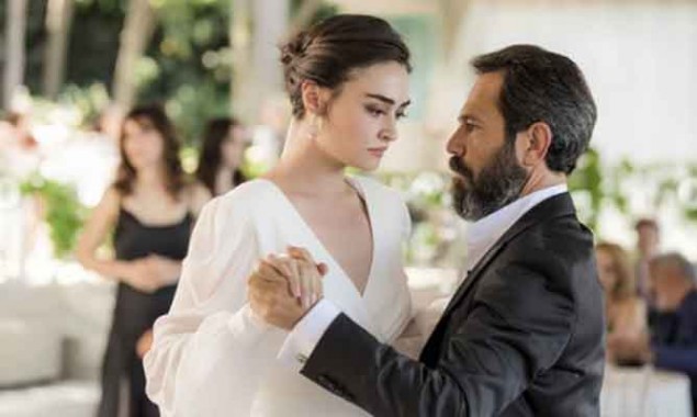 Esra Bilgic aka Halime Sultan, looks steamy in Latest Pictures