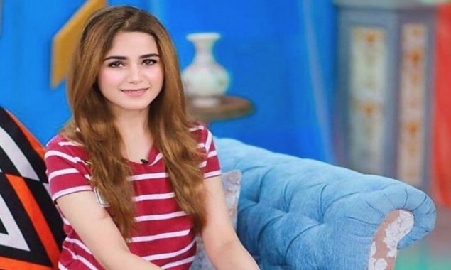 Aima Baig sings with fan