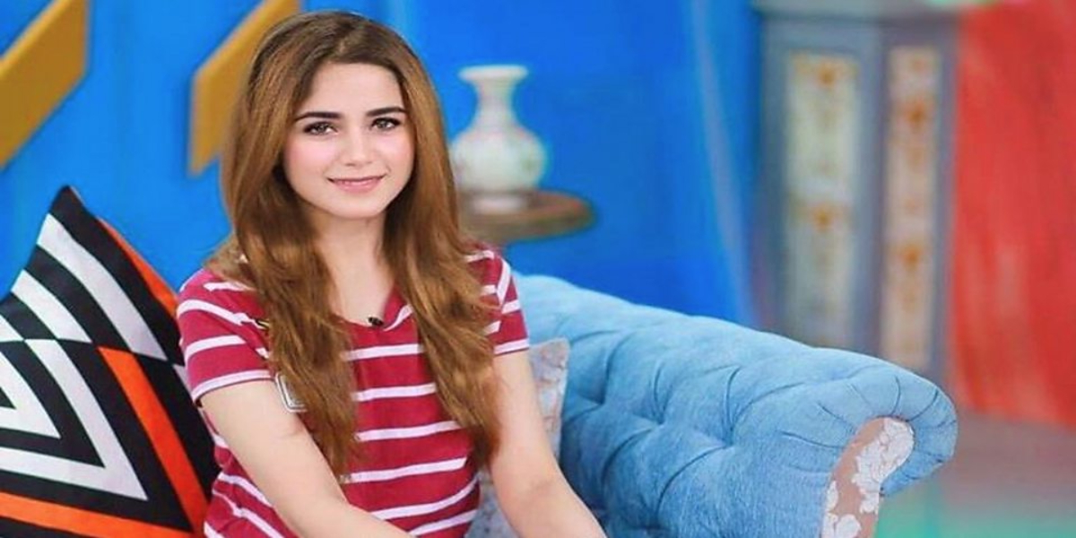 Aima Baig sings with fan