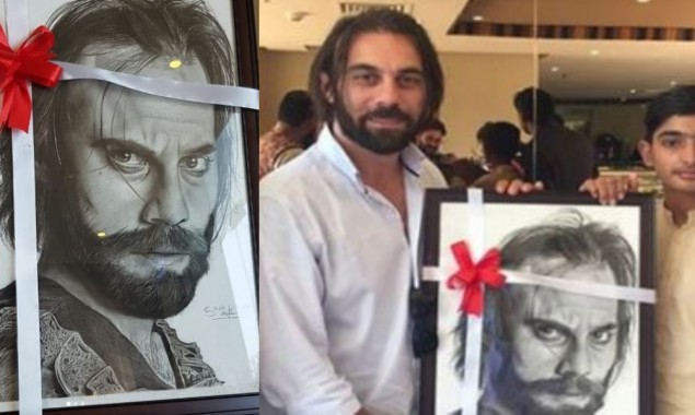 Cavit Çetin Güner receives a special portrait by 11-year old Pakistani fan