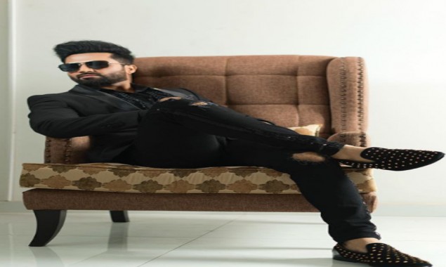 Falak Shabir looks breathtaking in all black suit