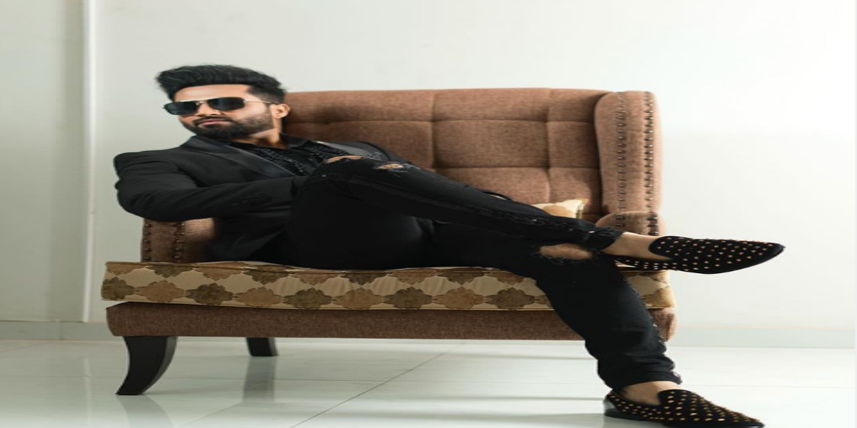 Falak Shabir looks breathtaking in all black suit