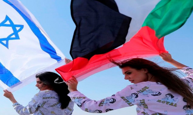 PICTURES: Models flutter UAE & Israeli flags