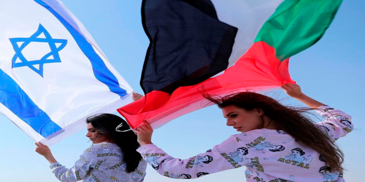 PICTURES: Models flutter UAE & Israeli flags