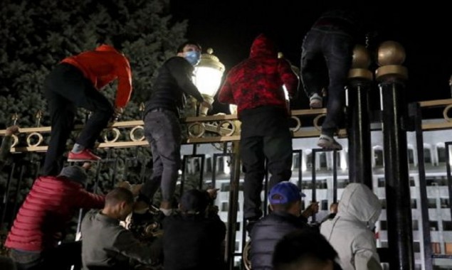 Kyrgyzstan elections: Protesters seize gov’t house, free ex-leader