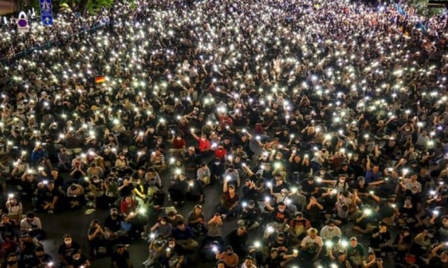 Thailand: Thousands gather to defy state of emergency