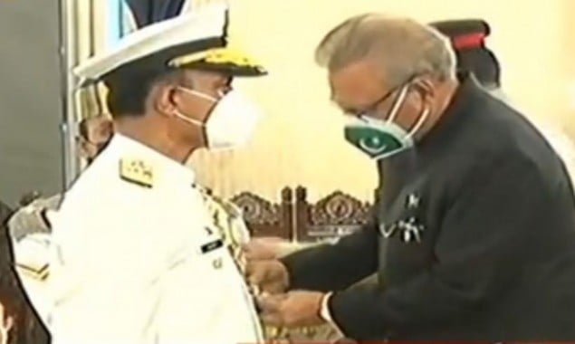 President Alvi confers Nishan-i-Imtiaz on CNS Admiral Amjad Khan Niazi