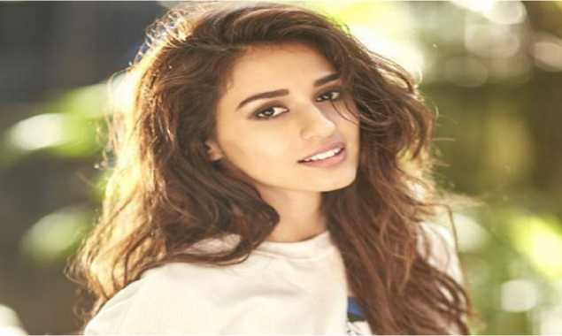 Disha Patani shows her makeup skills in a new photo