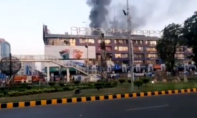 Huge fire breaks out at Hafeez Center Plaza in Lahore