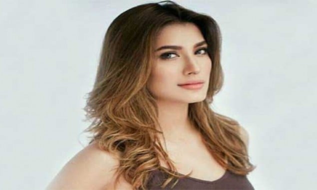 Mehwish Hayat proves to be strong woman in new post