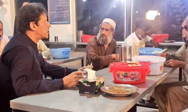 PM Visits Panahgahs In Islamabad, Eats Food Being Provided To People