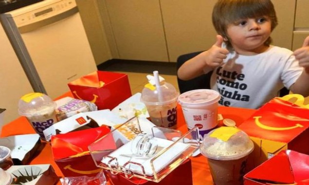Hungry kid orders food worth over Rs 5000 using mom’s mobile