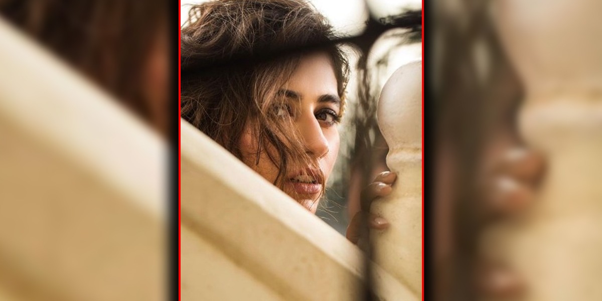 Syra Yousuf Looks Beatific In Ivory White Saree