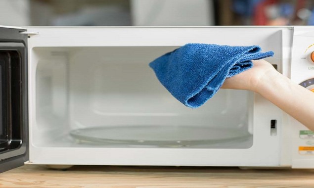 Woman’s simple cleaning hack leaves microwave shiny without scrubbing