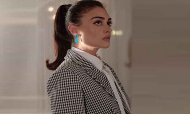 Esra Bilgic in black and white blazer will leave you breathless