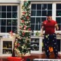 Video: Man plays keyboard by juggling tennis balls on it