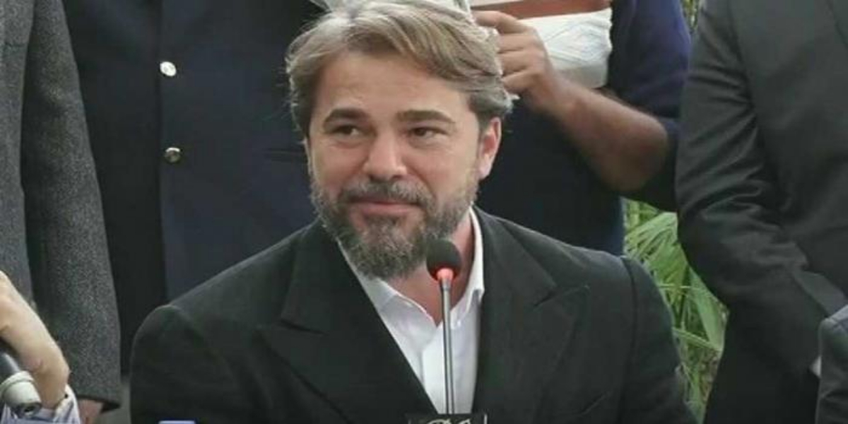 Turkish star actor Engin Altan Duzyatan, who played a superb role as Ertugal Ghazi in a Turkish web series paid a visit to Badshai Mosque and the Shrine of Allama Iqbal.