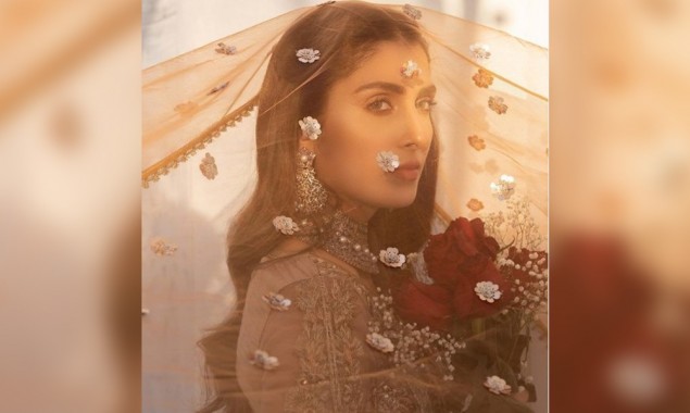 Ayeza Khan Looks Regal As She Poses With Nose Ring