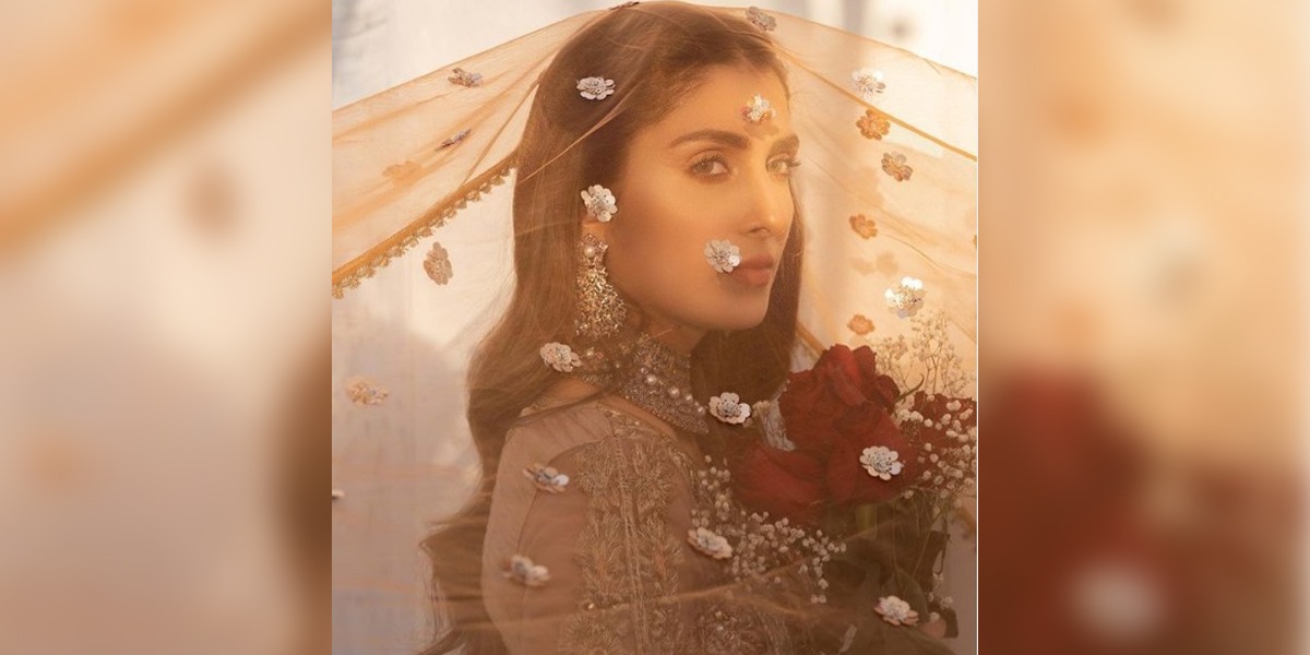 Awe-inspiring Ayeza Khan dresses for some wedding outfit Inspo