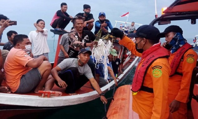Sriwijaya Air plane: Wreckage and human remains pulled from crash site