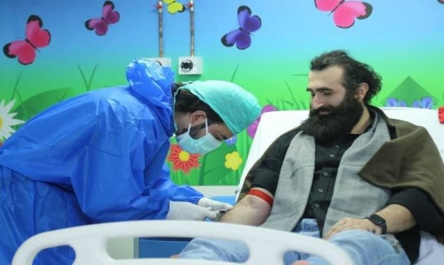 Ertuğrul’s Celal Al donates blood in Pakistan for child patients
