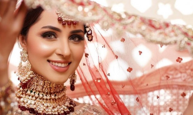 Nimra Khan looks breathtakingly stunning as bride