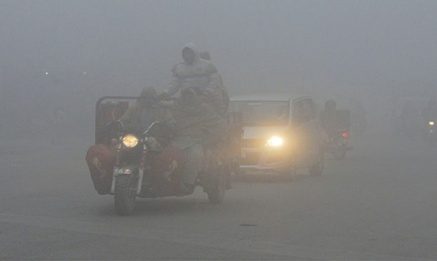 Pakistan Weather Update: Dense Fog disrupts traffic in Punjab