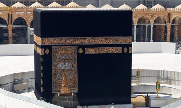 Saudi team sets new record of cleaning roof of the Holy Kaaba in 40 mins