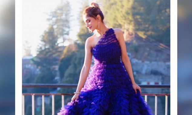 Netizens troll Aima Baig, call her dress a Kambal