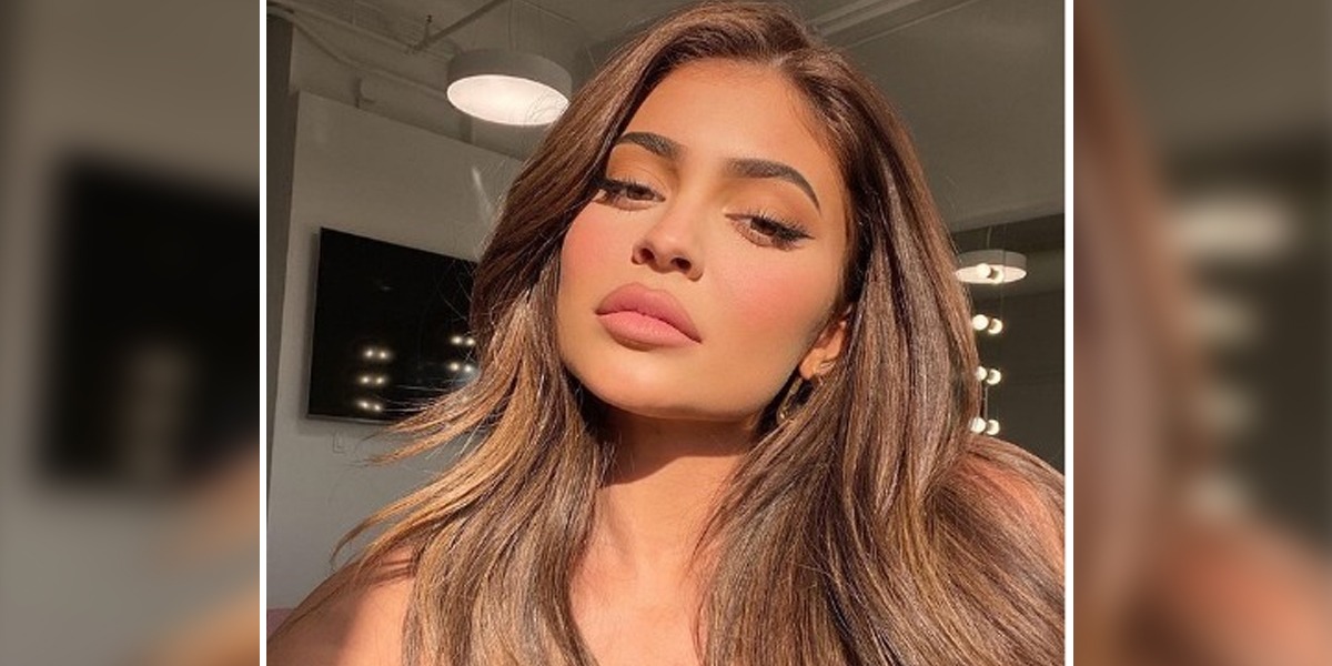 Kylie Jenner Shows Off Her Funky Nail Art