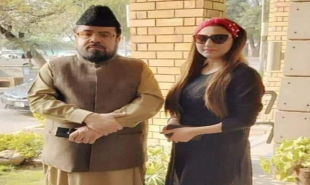 Video: What were Hareem Shah & Mufti Qavi doing in makeup room?