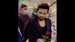 Who did Falak Shabir give flowers to if not to Sarah Khan?