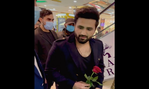 Who did Falak Shabir give flowers to if not to Sarah Khan?