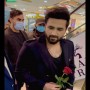 Who did Falak Shabir give flowers to if not to Sarah Khan?