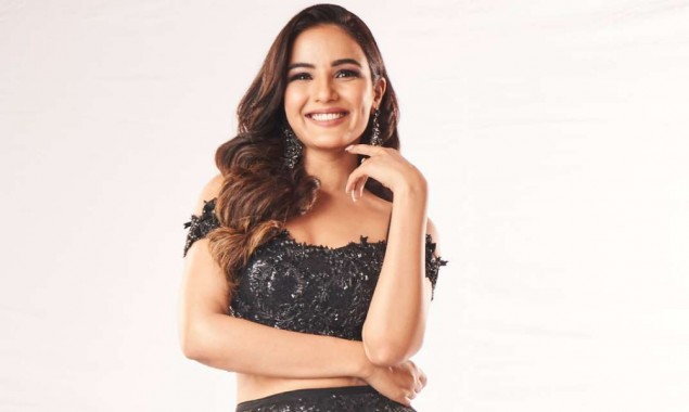 Bigg Boss 14:  Jasmin Bhasin steps out without taking off price tag
