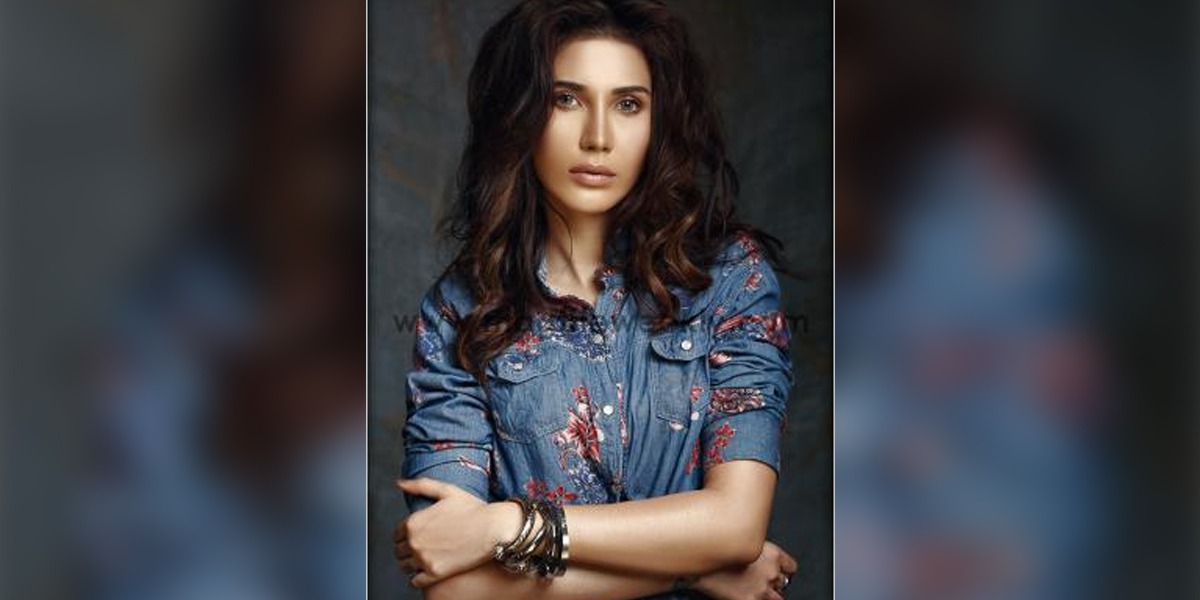 Abeer Rizvi drunk at a party