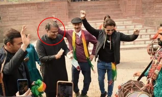 Fawad Chaudhry Dances In Front Of Wazir Khan Mosque