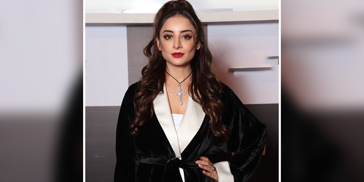 Sarwat Gilani gives fans behind-the-scene look into her workspace