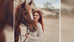 Momina Mustehsan Enjoys Horse Riding Session In Capadócia