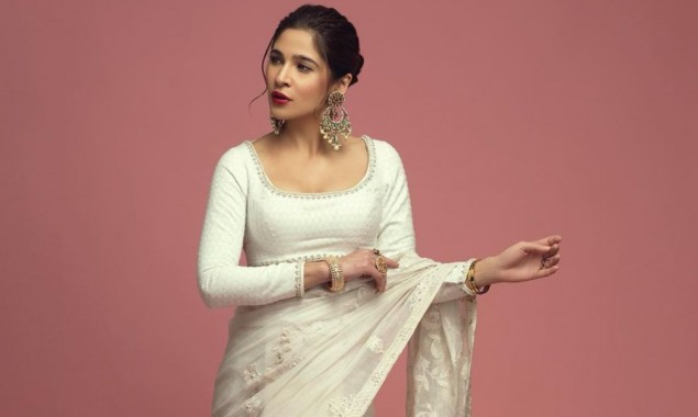 Photos: Ayesha Omar looks angelic in white saree