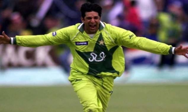 Old picture of wasim Akram celebrating holi in India goes viral on internet