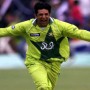 Old picture of wasim Akram celebrating holi in India goes viral on internet