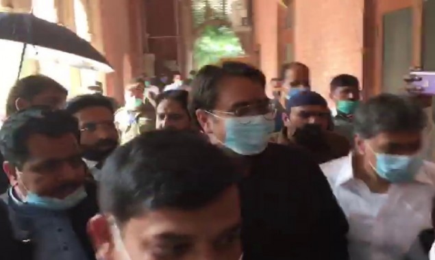 Egg, Ink thrown at Dr Shahbaz Gill outside Lahore High Court