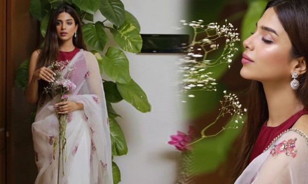Sonya Hussyn Exuding Supreme Elegance In This Ivory Floral Saree