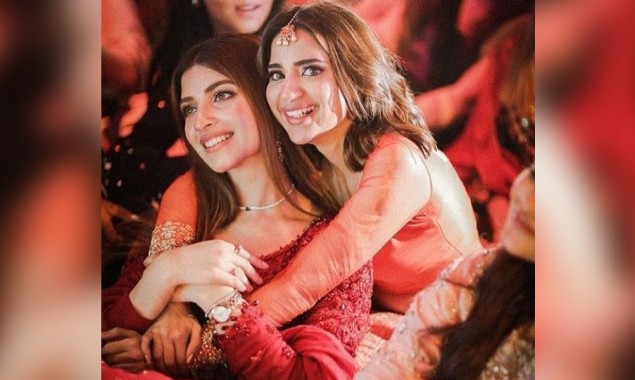Saboor Aly, Kinza Hashmi Pose For An Adorable Snap Together