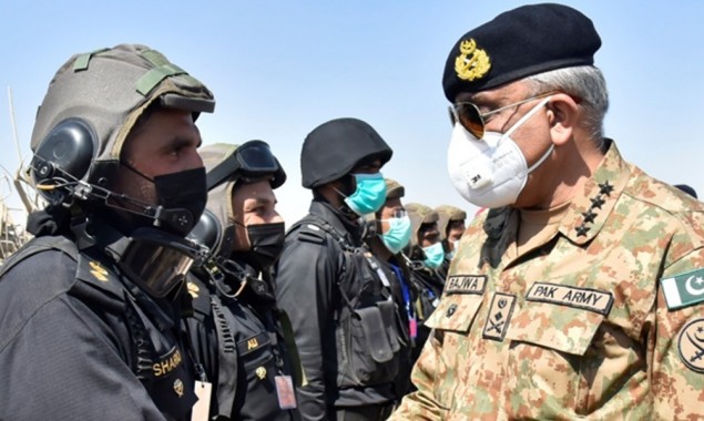 COAS Visits Field Training Area In Cholistan Desert