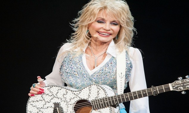 Dolly Parton promotes vaccination with Jolene rewrite