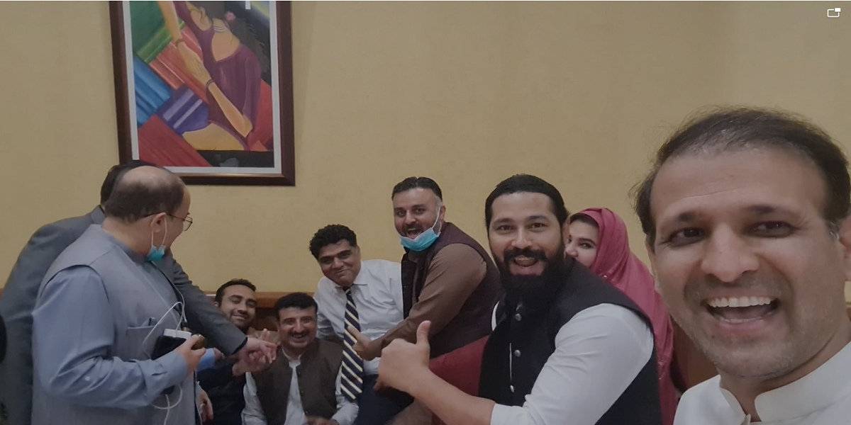 PTI MPAs pawri hori hai