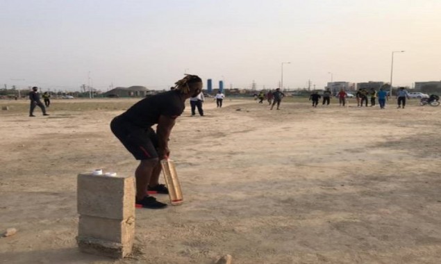 Darren Sammy plays cricket with youngsters in Lahore, watch video